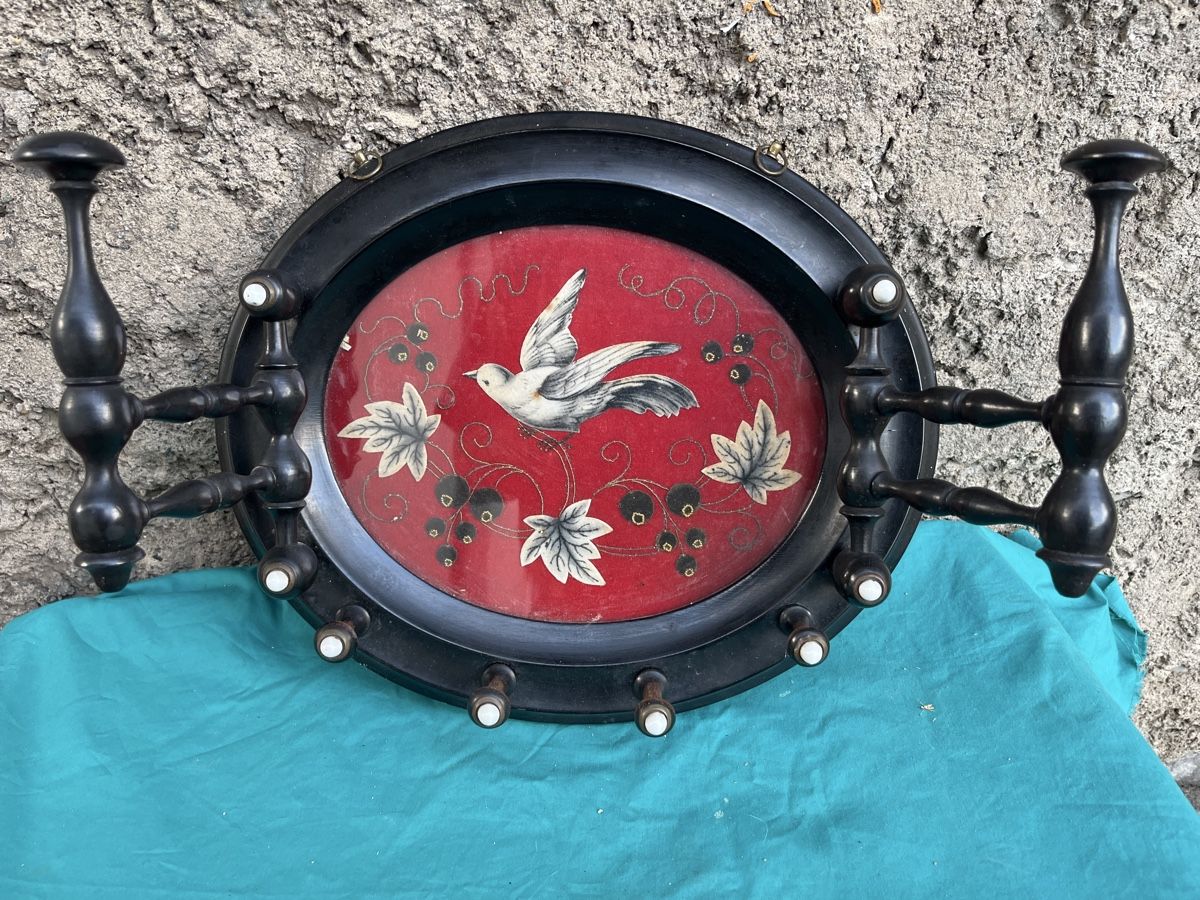 Guardaroba: Antike Garderobe mit gesticktem Bild – Usato da Brienz BE venduto da hey_z9vg