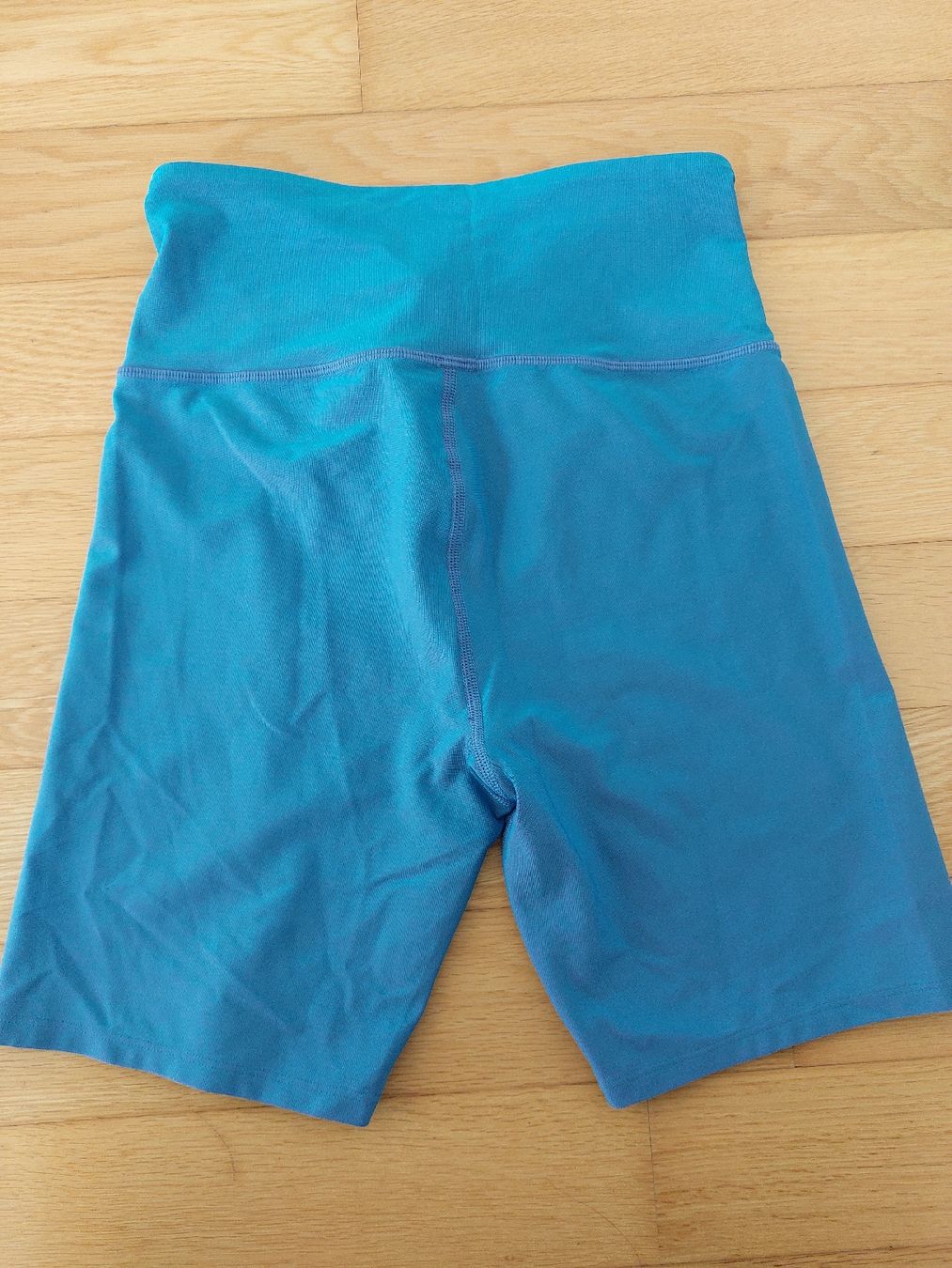 Alo Yoga Leggings: Alo yoga short – Usato da Fribourg venduto da charlottej02 1