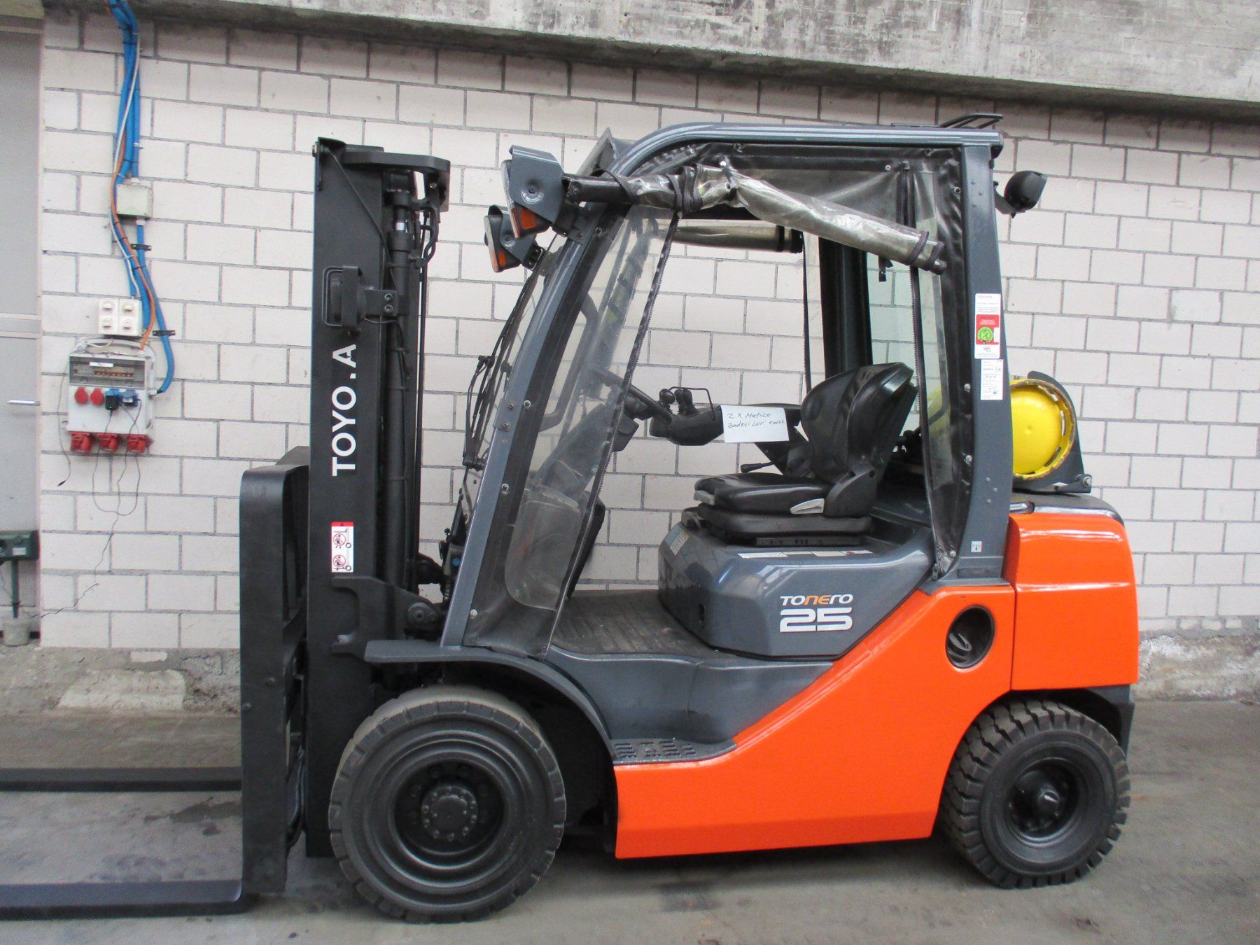 Toyota Carrelli elevatori e a forche: STAPLER  TOYOTA 02-8FGF25  BENZIN+GAS  GABELSTAPLER – Usato da Seon venduto da zomahandel