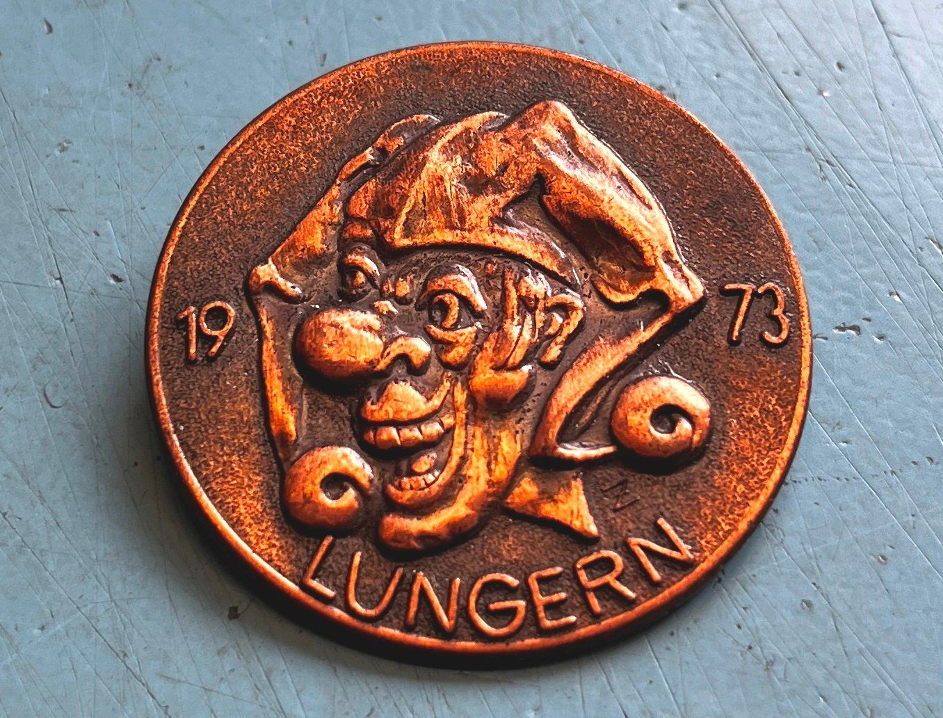 Placchette & Badge: Fasnachtsplakette Lungern 1973 – Usato da Obernau venduto da Wgnom