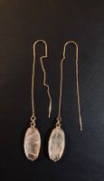 Longues boucles dorées avec perle de verre blanc rosé