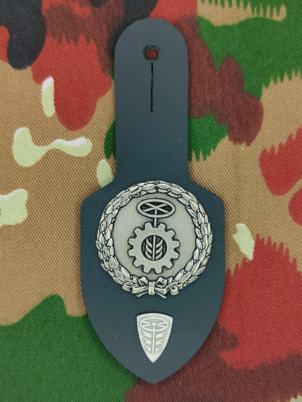 Schweizer Armee Placchette & Badge: Brusttaschenanhänger Motormechaniker mit Spezabzeichen – Usato da Bauma venduto da SwissMilitaria