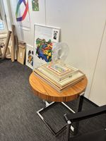 Design-Beistelltisch aus Chromstahl und Holz