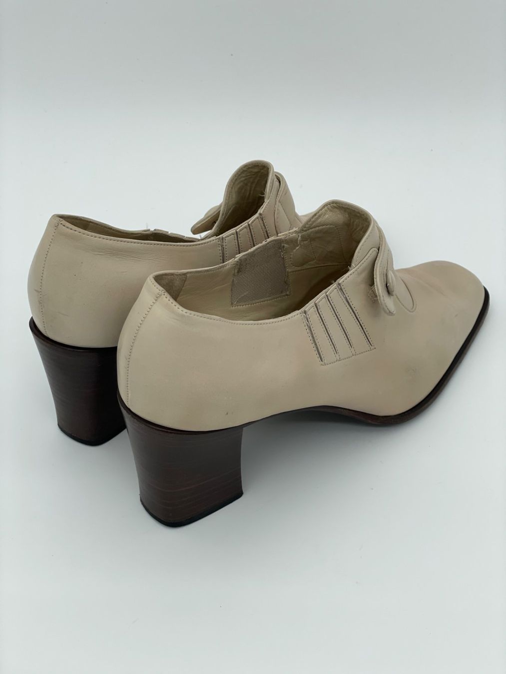Bally Scarpe da donna: Bally Vintage Button Detail Pump EU 39 Beige – Usato da Zürich venduto da shoe_shop 3