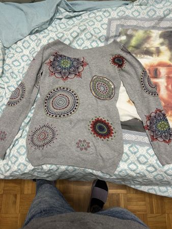 Maglione Desigual grigio con motivi decorativi donna