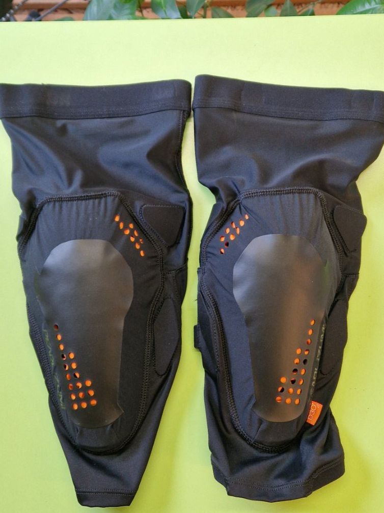 Pearl Izumi Protezioni & Imbottiture: Knieschoner Pearl Izumi Elevate Knee Guard – Nuovo (secondo la descrizione) da Erlenbach im Simmental venduto da laska31