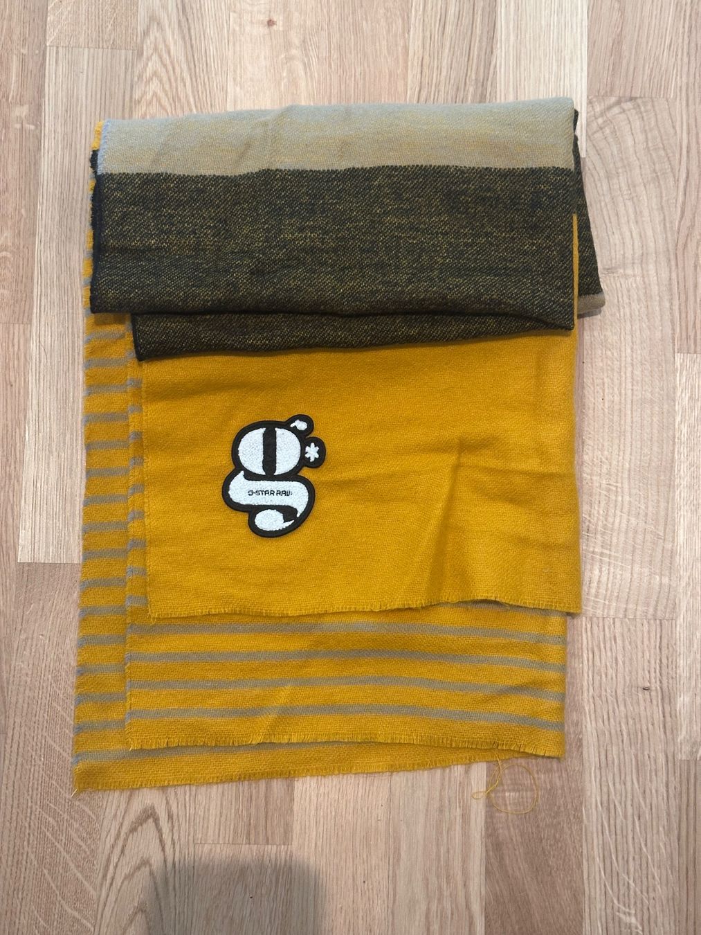G-Star Foulard & Sciarpe: G-Star RAW Schal in Ockergelb mit Muster – Usato da Zürich venduto da ninayntema 2