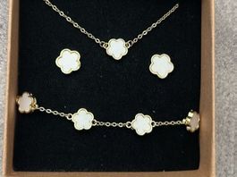Elegantes Schmuckset: Ohrringe und Armband mit Glücksklee