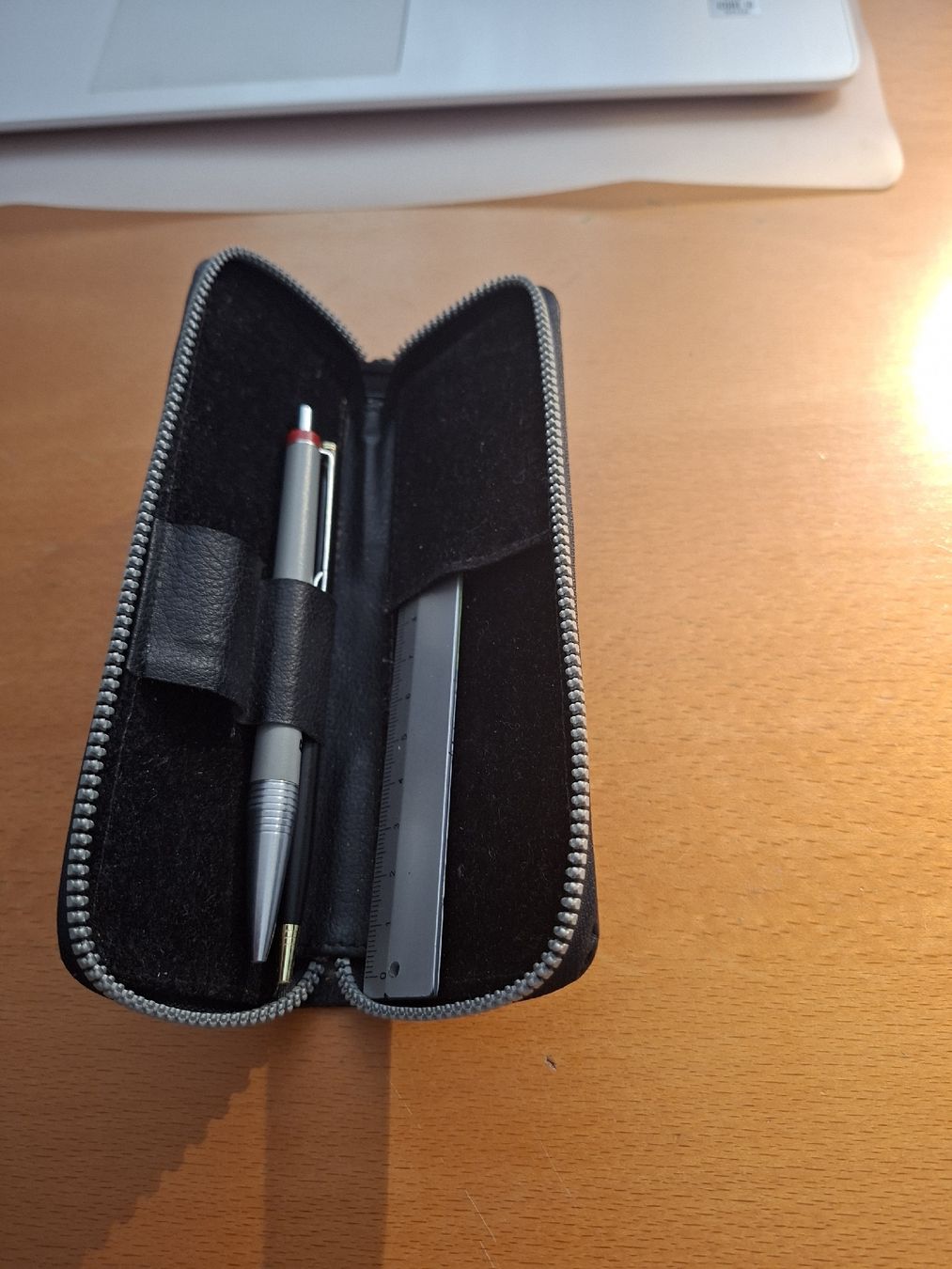 Altro in Scrittura & Disegno: Etui Leder schwarz mit Stift und Lineal.  – Usato da Uster venduto da mak_mw2n 2