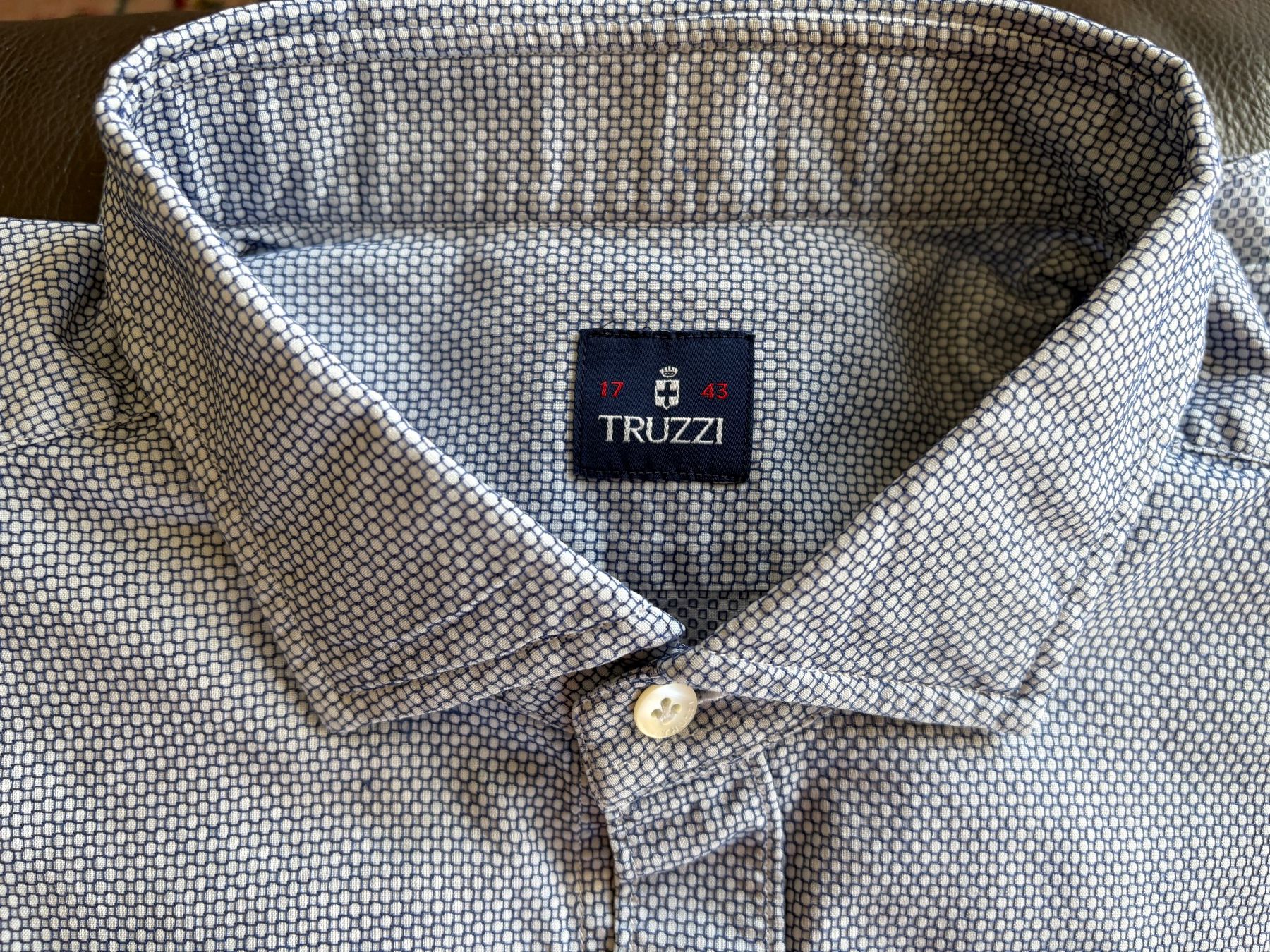 Camicie: Edles Herrenhemd Truzzi, weiss-navy, Gr. L – Usato da Balzers venduto da Golf-Lady