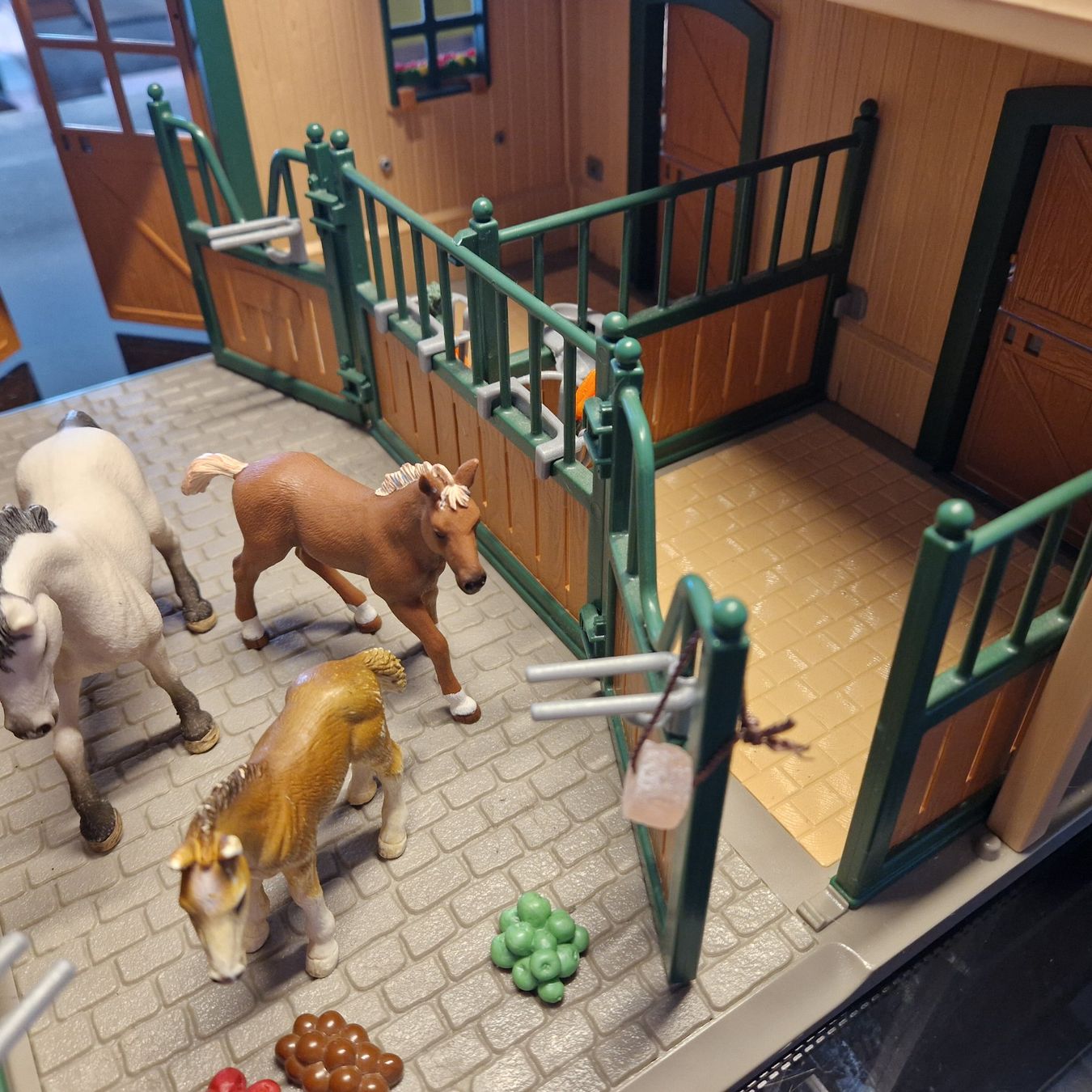Schleich Giocattoli: Schleich Farmwelt Pferdestall mit Pferden – Usato da Gränichen venduto da sunchi07 3