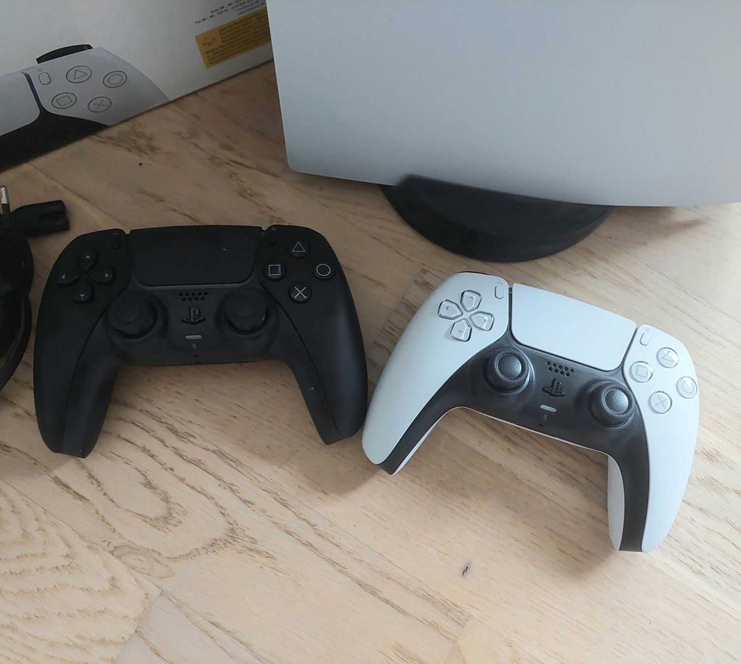 Sony Consoles: Playstation 5 inkl. 2 Controller – D'occasion à Meisterschwanden par L_secondhand1 1