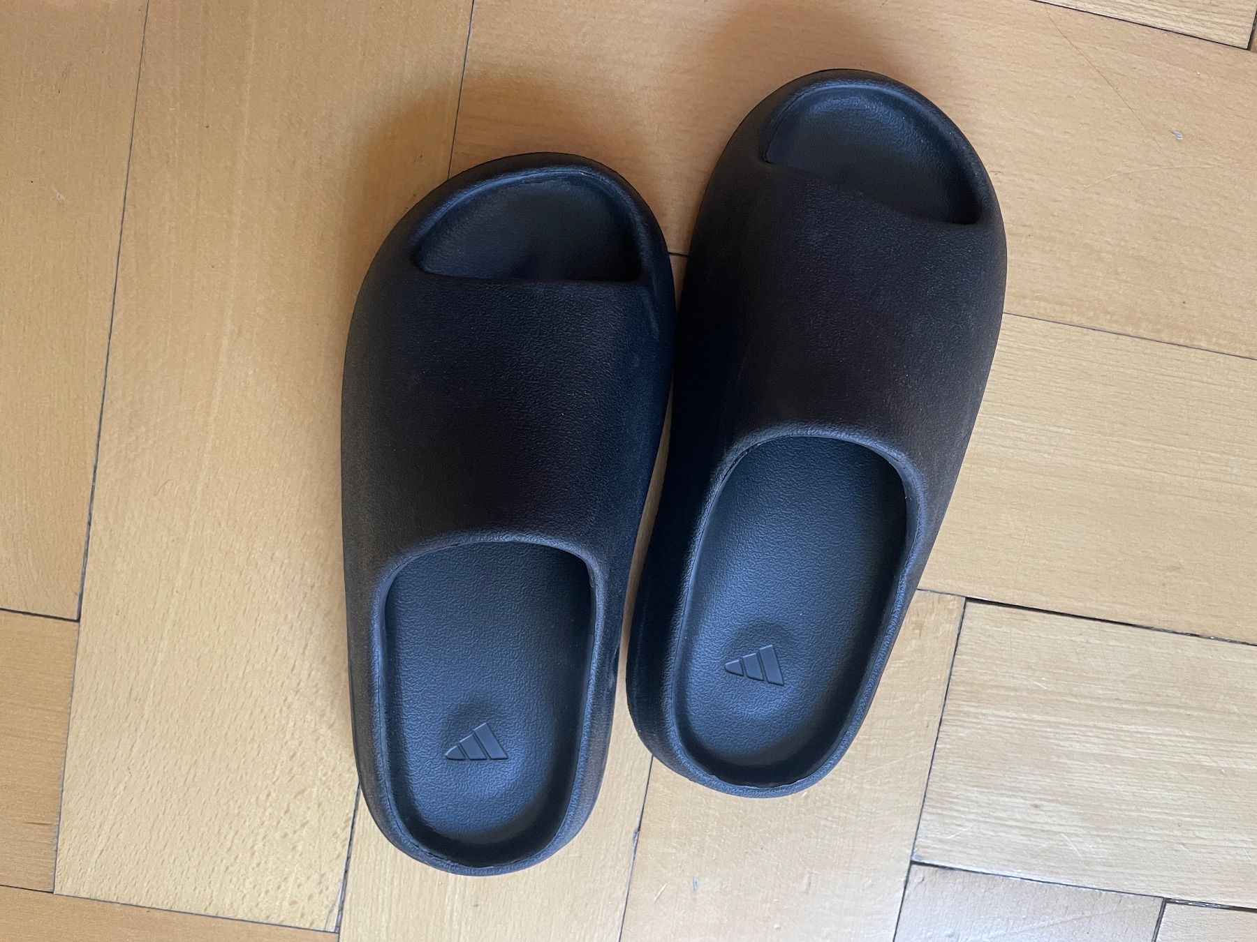 Adidas Herrenschuhe: Adidas Yeezy Schlappen – Gebraucht aus Zürich von ber_r6vw