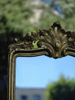 Miroir encadré dans un atelier artisanal lausannois