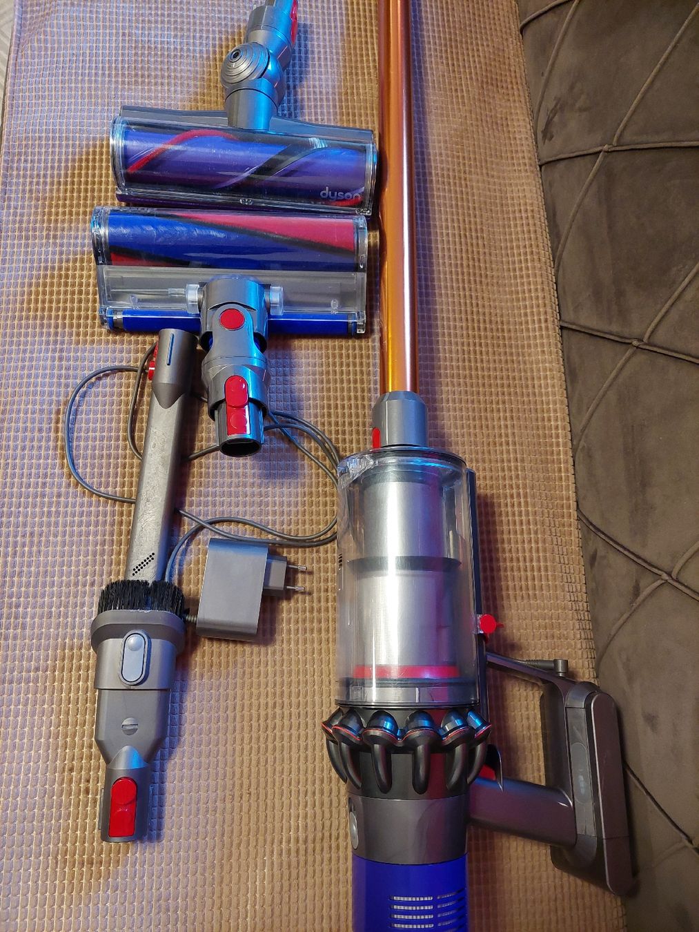 Dyson Aspirapolveri & Accessori: Dyson v10 ocassion – Usato da Meyrin venduto da aki_1971 1