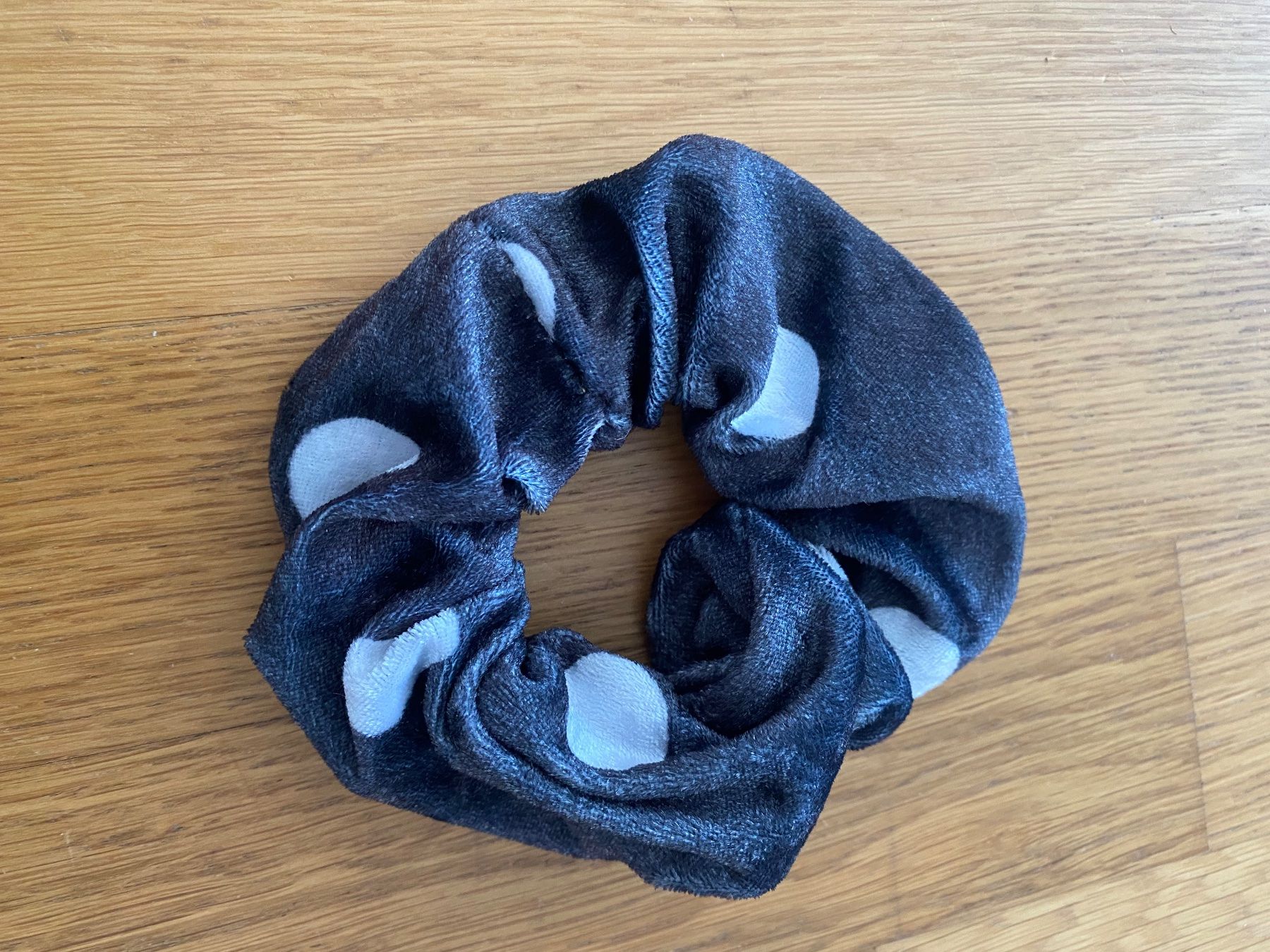 Accessori per capelli: Scrunchie grau mit weissen Punkten – Nuovo (secondo la descrizione) da Riedholz venduto da lenibeni03 1