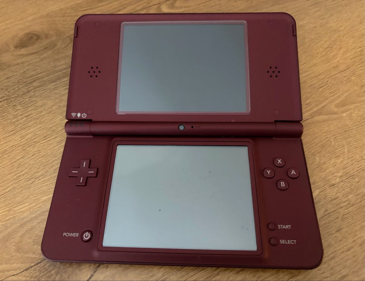 Nintendo Konsolen: Nintendo DSi XL Weinrot – Defekt aus Glattpark(Opfikon) von Beubeu44