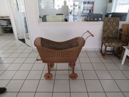 Antiker Stubenwagen geflochten (Holzräder)