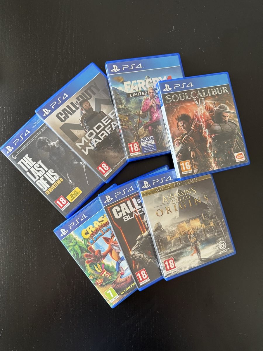 Sony Consoles: PS4 - 2 manettes - 7 jeux  – D'occasion à Grenchen par TheGrizzli 3