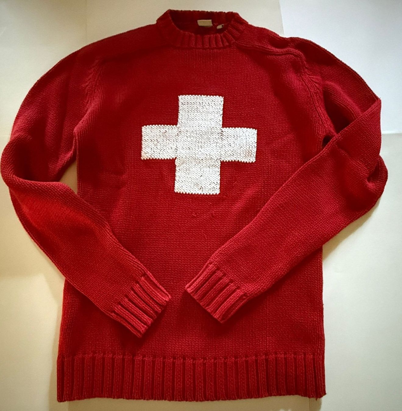 H&M Maglioni & Felpe: Pullover rot Schweizerkreuz Grösse S neuwertig – Usato da Schwyz venduto da Aasterix