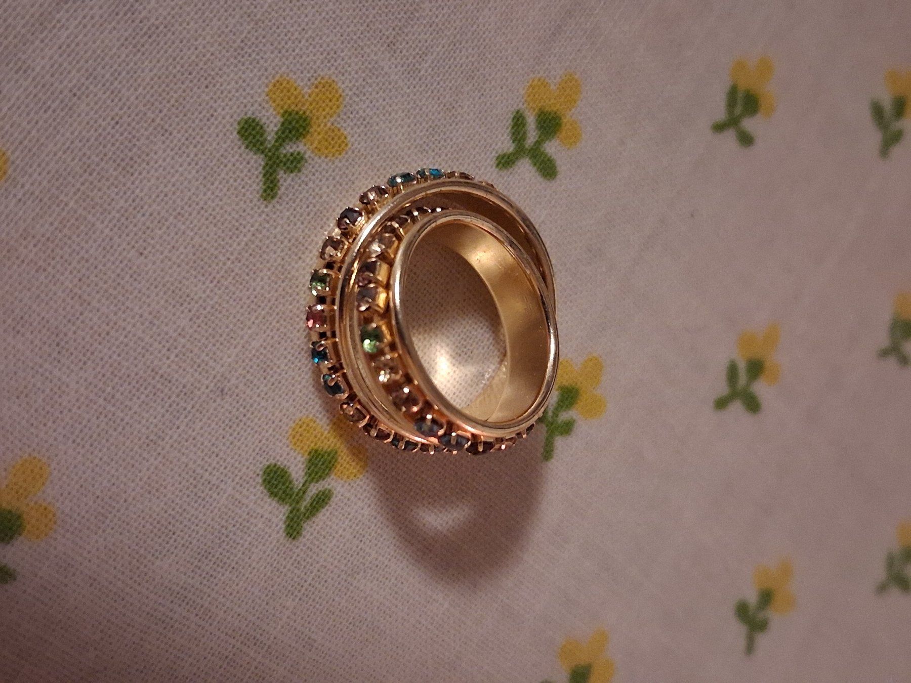 Anelli: 2 bunte Ringe, Modeschmuck, Goldfarben, NEU! – Nuovo e nell'imballaggio originale da Wald ZH venduto da e8e 3