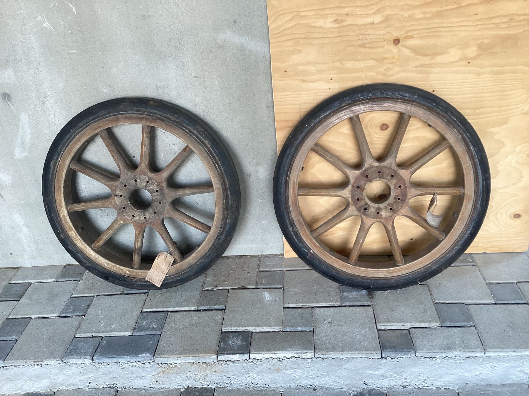Pneus & Kompletträder: zwei Räder Ford T ??? alt/neu 700x65 oder Preis vorschlagen – Gebraucht aus Bütschwil von sru2005