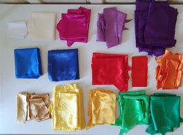 Chutes multicolores de 16 tissus satinés