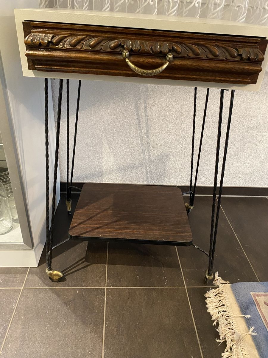 Tavoli: Schicker Beistelltisch mit Schublade & Rollen – Usato da Weinfelden venduto da MariaTG