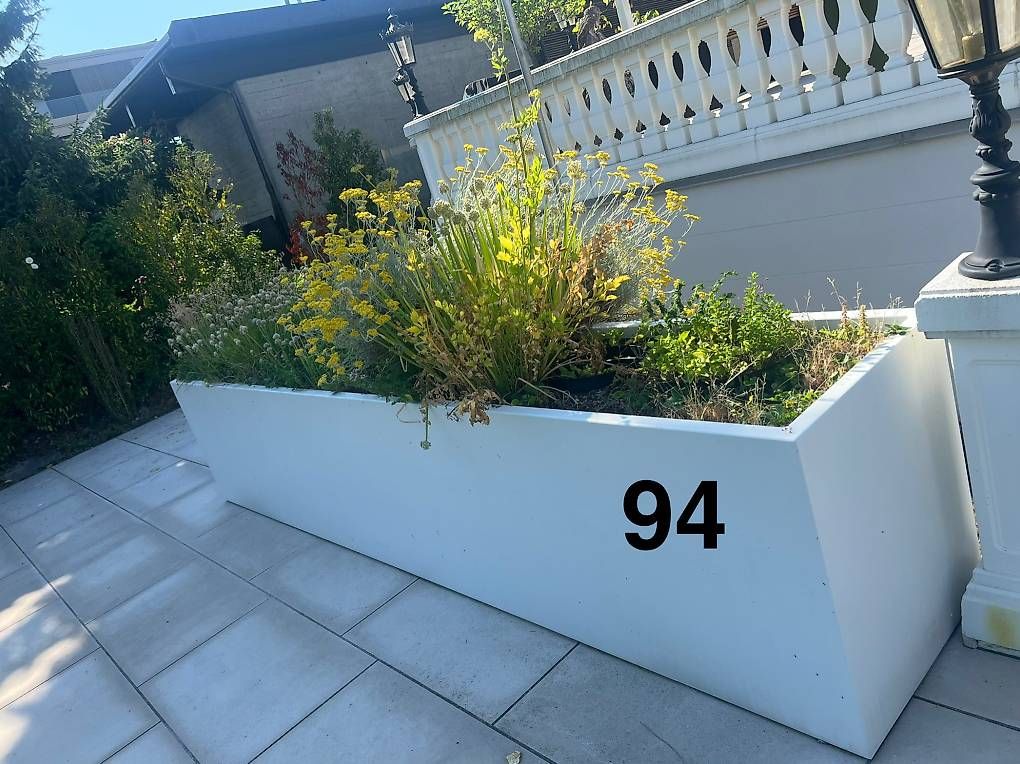 Vasen & Gefässe: WHITE RECTANGULAR AND TALL VASE EXTRA LONG  – Gebraucht aus Pfäffikon SZ von lar_wl22