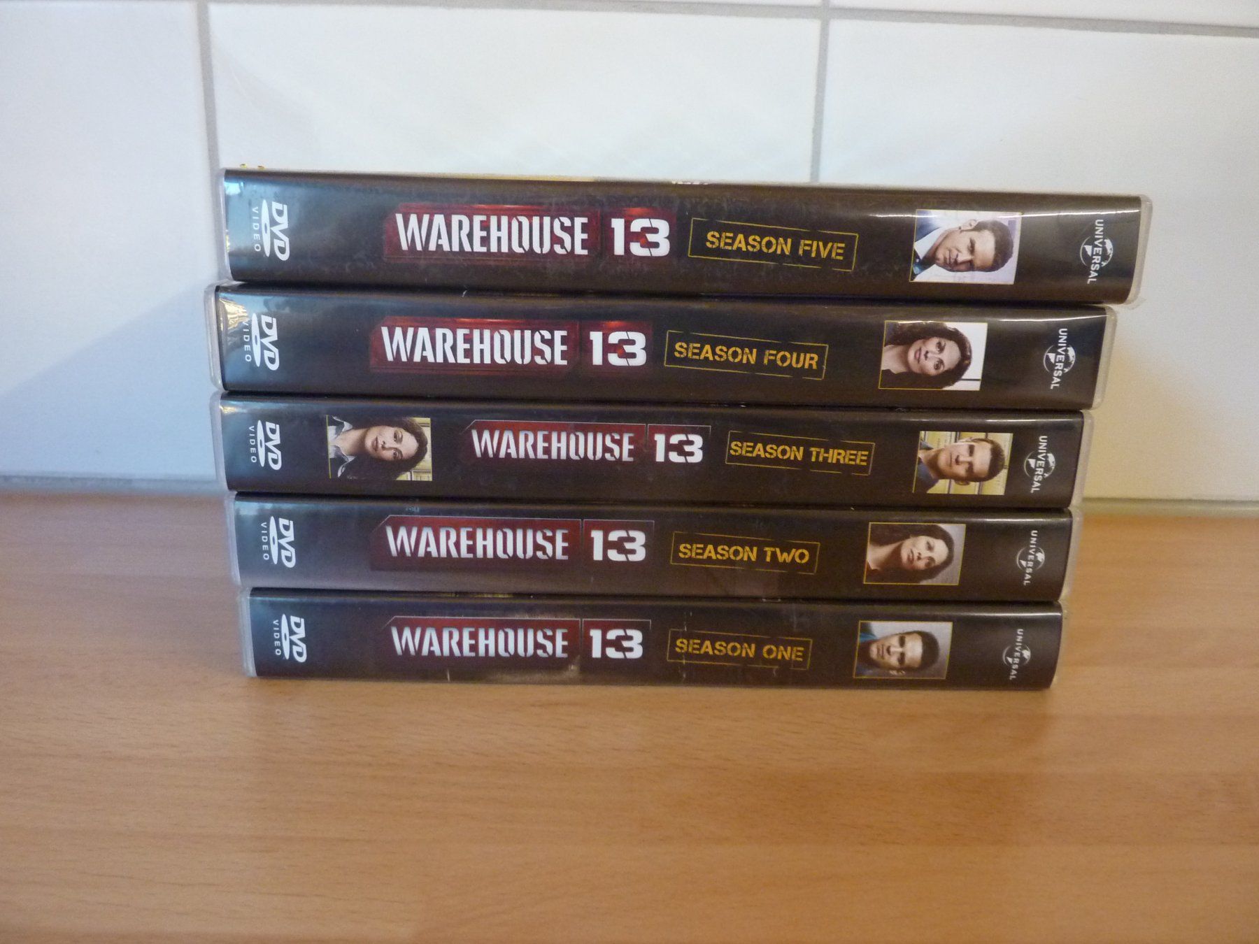 Tutti i DVDs: Warenhouse 13 Staffel 1 - 5 – Usato da Niederscherli venduto da Zahnd1 2