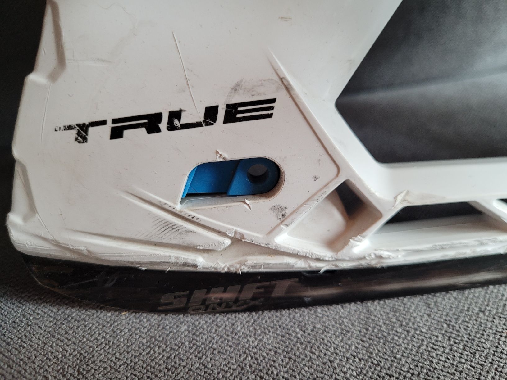 Pattini da ghiaccio: True Eishockey Schlittschuhe Gr.6.5 – Usato da Steffisburg venduto da Gismo49 4