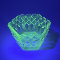 Bonbonnière / coupe ancienne en ouraline – uranium glass UV