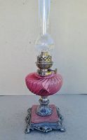 Sehr seltene Petroleumlampe um 1900 mit altrosa Glasbehälter
