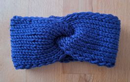 Schönes handgestricktes Stirnband