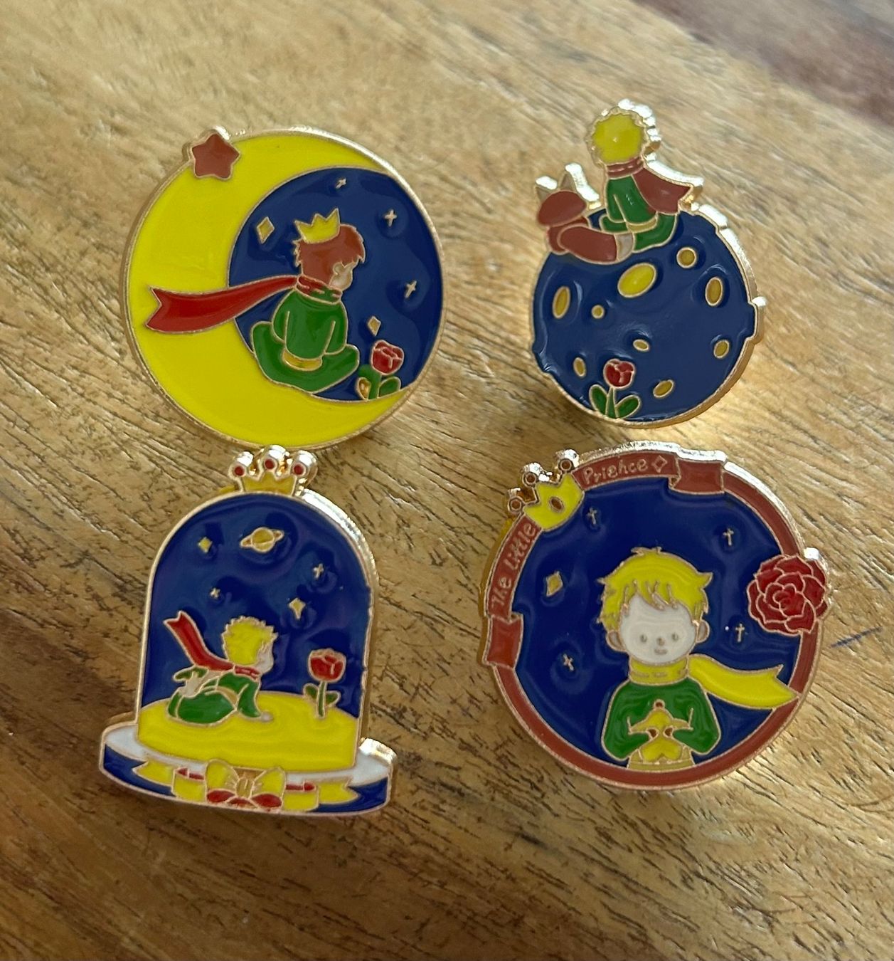 Placchette & Badge: Set 4x Pin Der kleine Prinz – Nuovo e nell'imballaggio originale da Geneve venduto da vane267