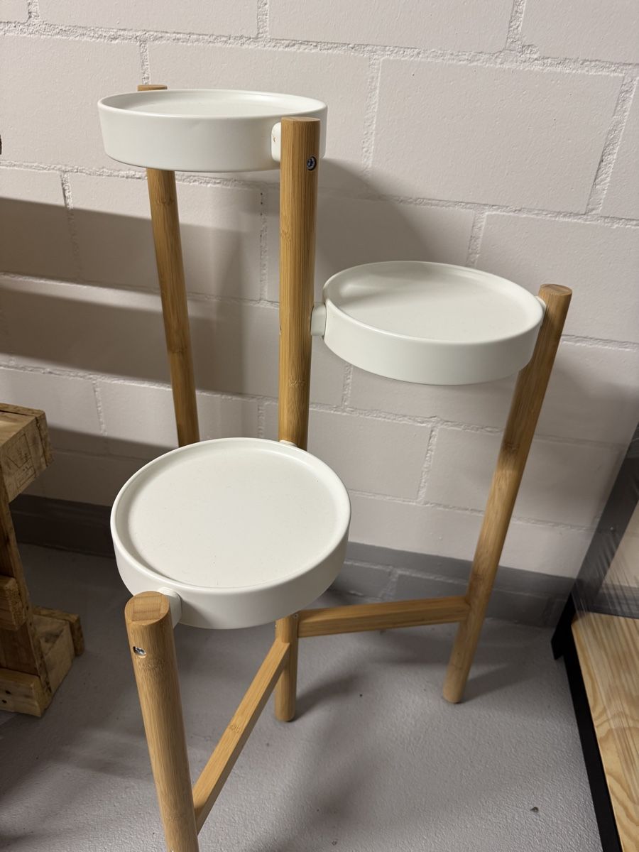 Altro per la casa: Ikea - Pflanzenständer aus Holz/Kunststoff – Usato da Mettmenstetten venduto da Sunsethunter04 1