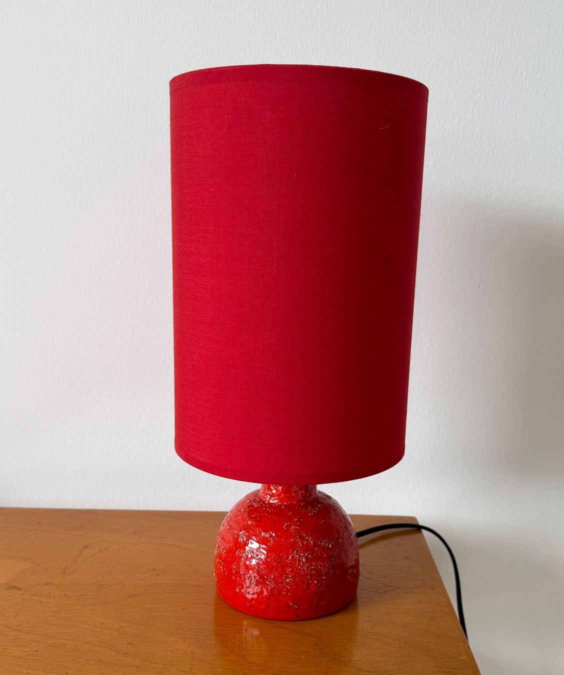 Lampade: Vintagelampe mit rotem Keramikfuss – Usato da Luzern venduto da Mamutpe 1