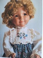 Puppe mit Blumenkleid und gestickter Bluse guter Zustand