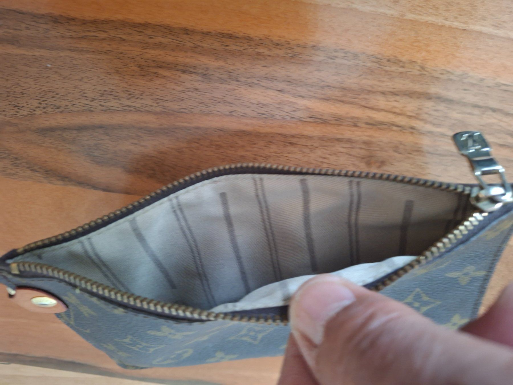 Louis Vuitton Portemonnaie: Louis Vuitton Pochette Monogram Canvas gebraucht – Gebraucht aus Schaffhausen von meteor7 3