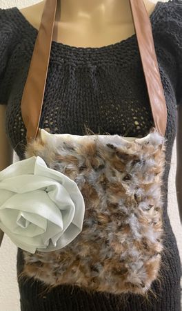 Kleine Handtasche mit Feder-Design und Blume - Top!