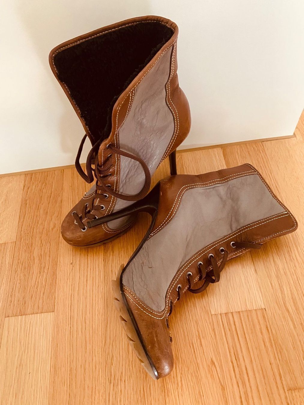 Scarpe da donna: ANKLE BOOTS BY BCBGMAXAZRIA – Usato da Walchwil venduto da Finibaci 1