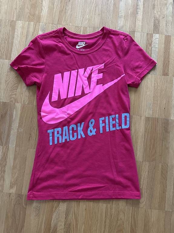 Nike T-shirt: Nime Tshirt – Usato da Zürich venduto da PetraBallon