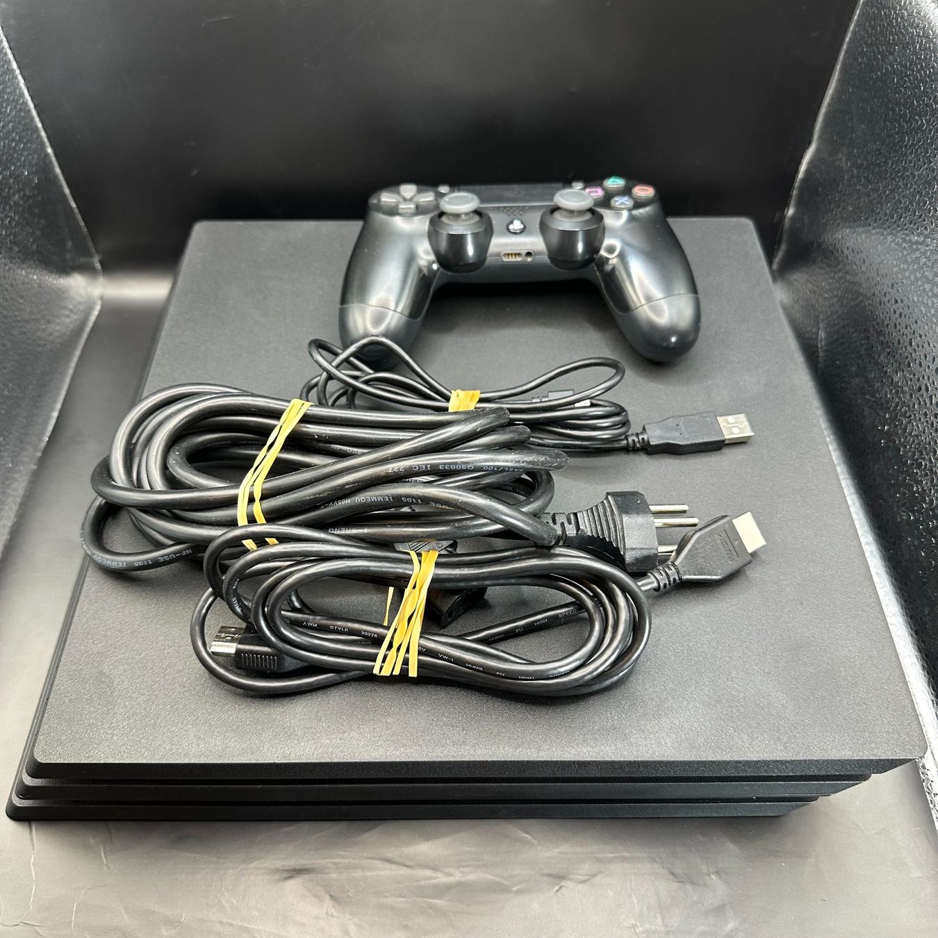 Sony Consoles: Playstation 4 Pro Software: 12.25 – D'occasion à Düdingen par Nerdworld