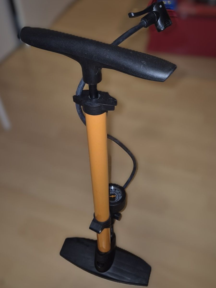 Pompe: Fahrrad Standpumpe mit Manometer – Usato da Hinwil venduto da Iceeagle