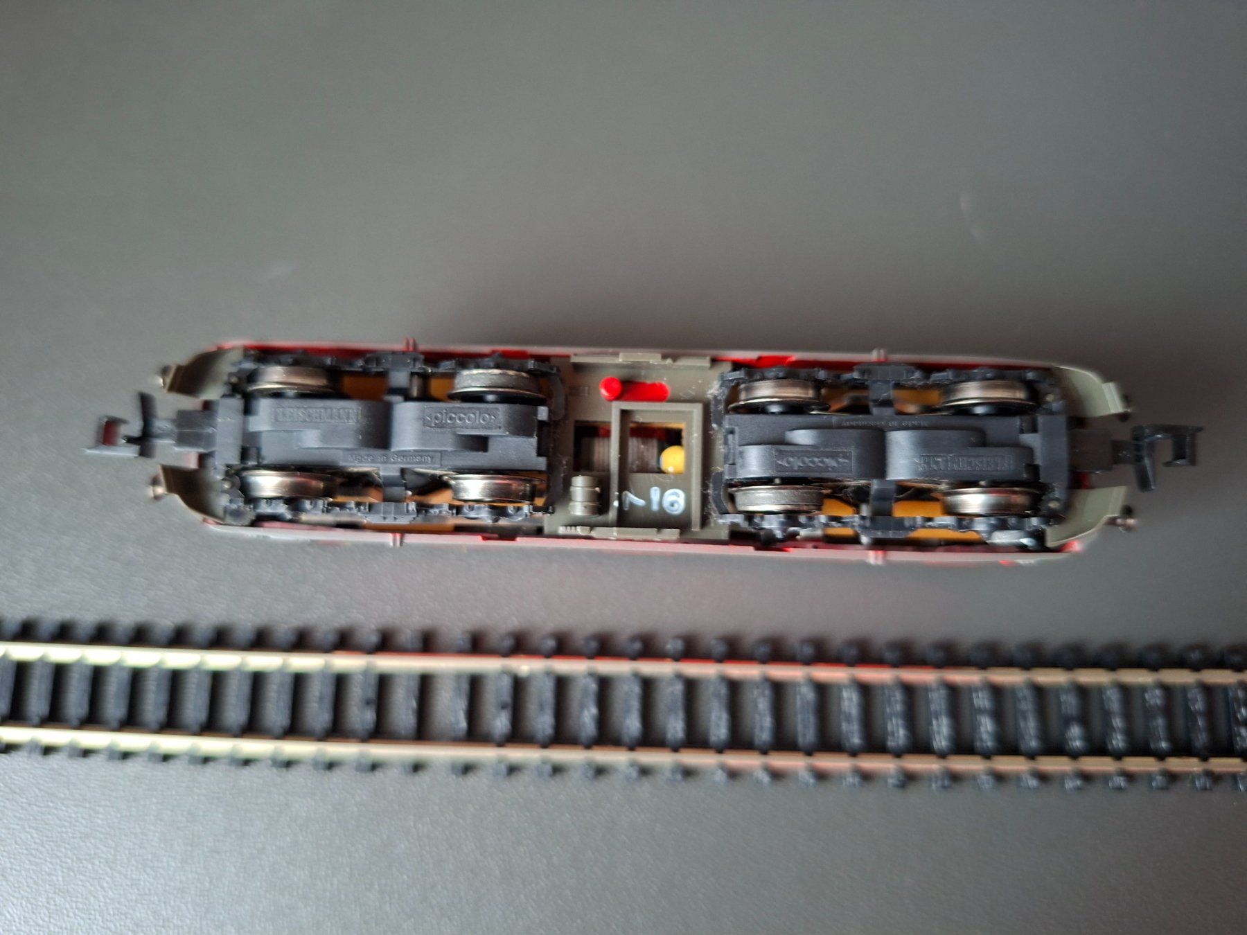 Fleischmann Modellini di ferrovie: Re 4/4 II Fleischmann rot – Usato da Liesberg Dorf venduto da Wispli3 6