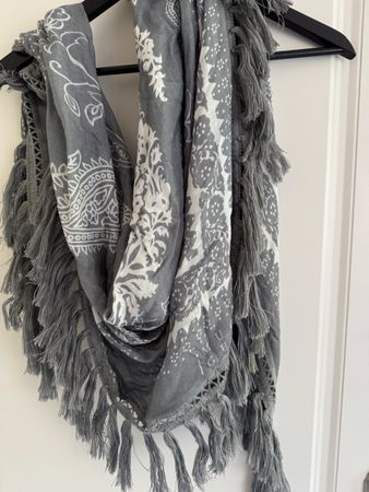 Écharpe d'été légère à motifs gris et blancs, franges