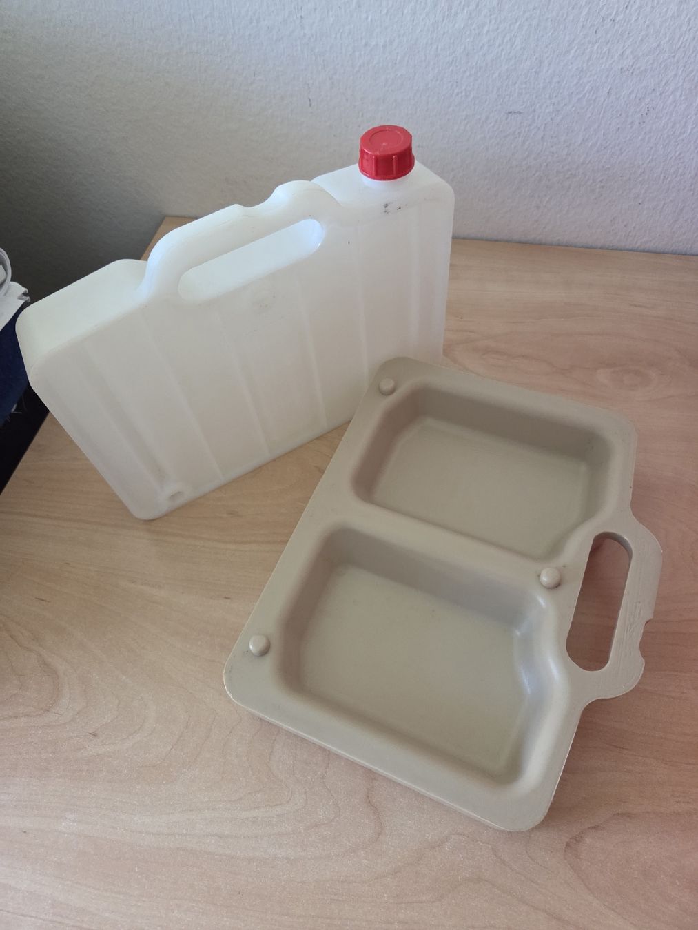 Mangimi: Hundefutter und Wasser Kanister Petbox  – Usato da Winterthur venduto da katzen07 3