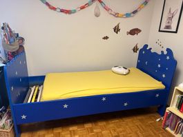 Kinderbett, Handgemacht mit eingravierten Tiermotiven