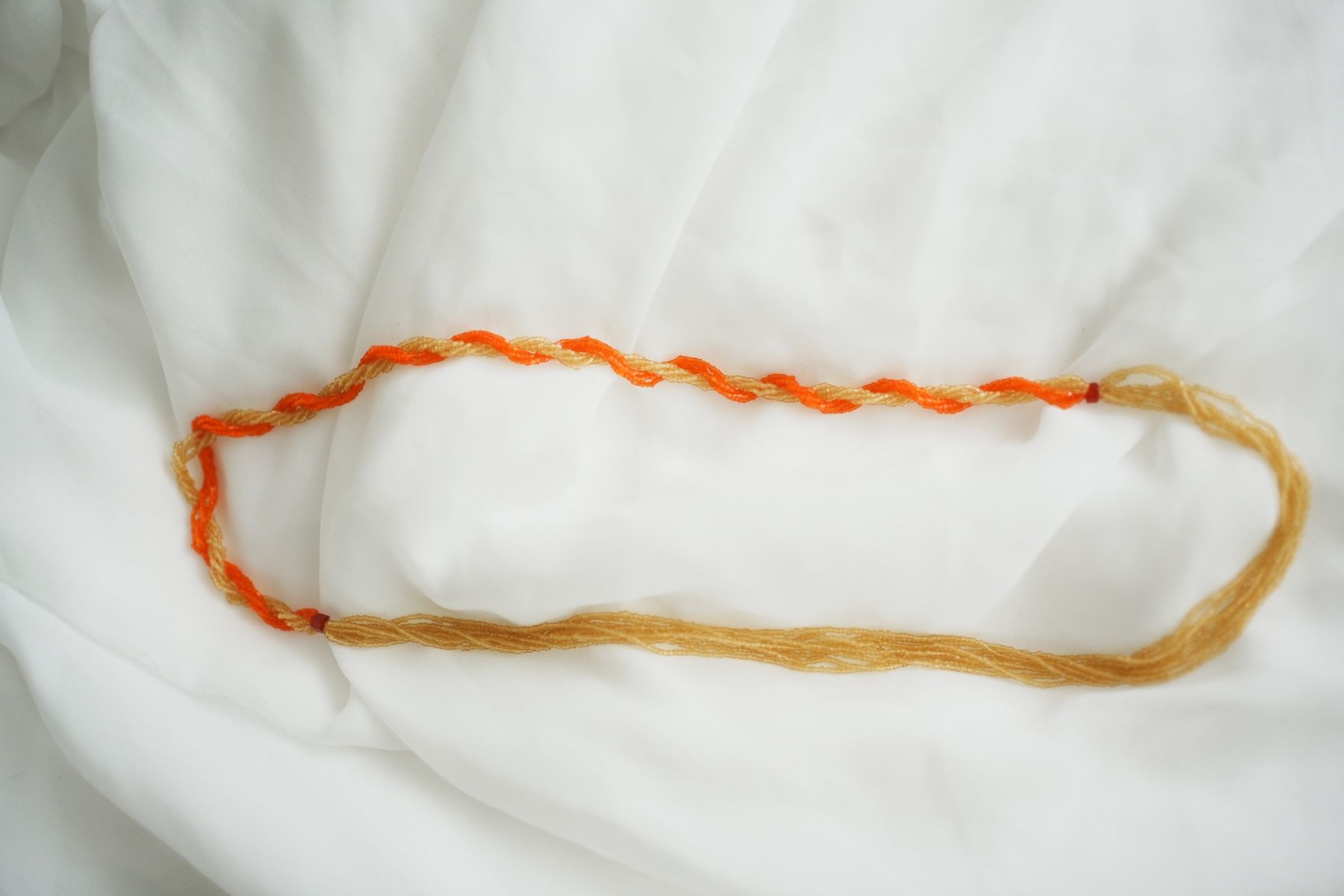 Catenine: Lange Perlenkette, Rocailles, orange-gold, Fransen, Boho-Eth – Usato da Volketswil venduto da HeredisAntiques 4