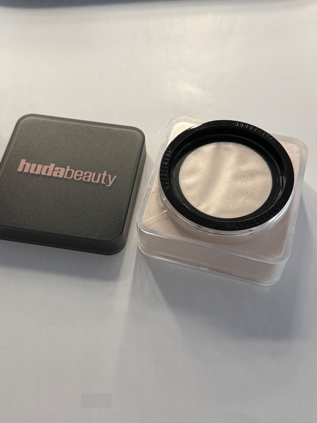 Huda Beauty Make-up: Huda Beauty Powder – Neu und originalverpackt aus Baar von xata 2